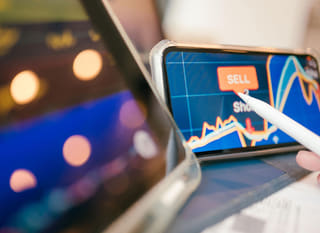 Trader analysiert Bitcoin, Ethereum und Forex-Optionen über mehrere Märkte